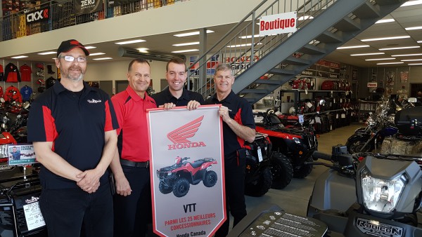 L'Ami Denis receives an award from Honda Canada